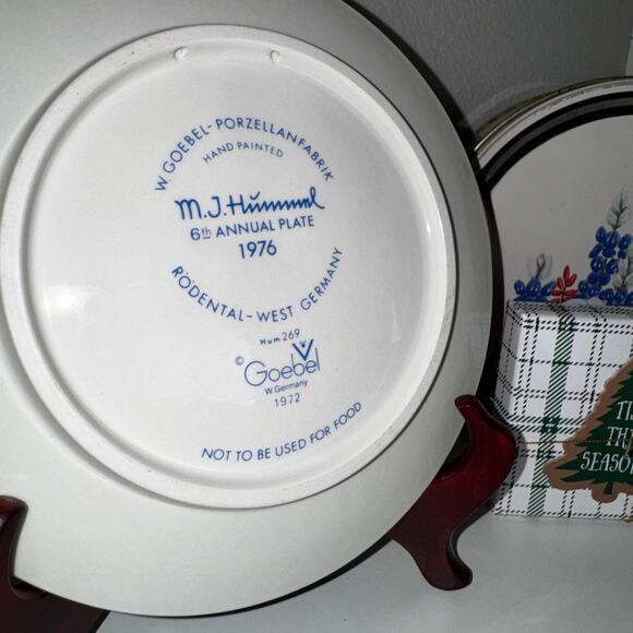 M.J. Hummel 6th Annual Plate 1976 “Apple Tree Girl” - Picture 6 of 7